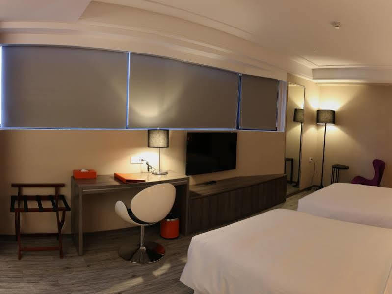Royal Fine Hotel Гаосюн Екстер'єр фото
